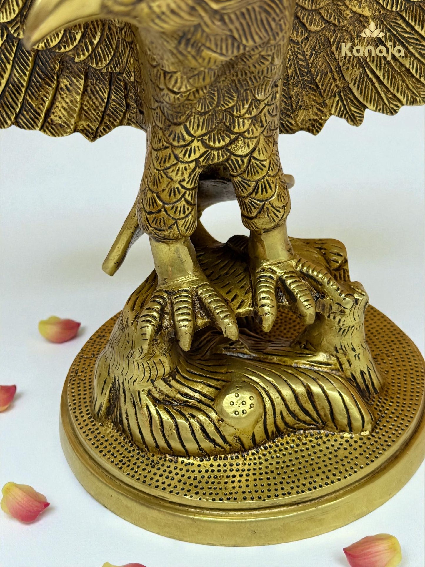 Majestic Golden Eagle Statue - A Symbol of Freedom and Vision