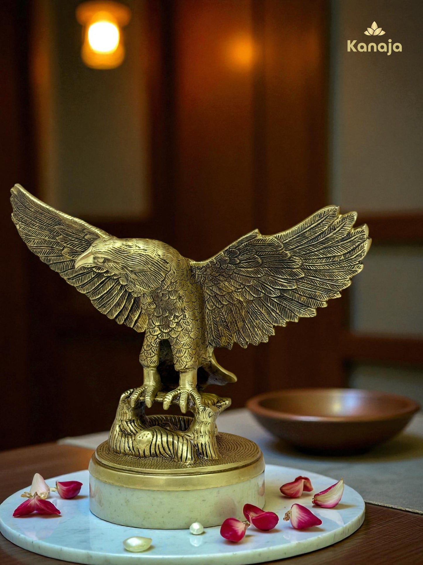 Majestic Golden Eagle Statue - A Symbol of Freedom and Vision