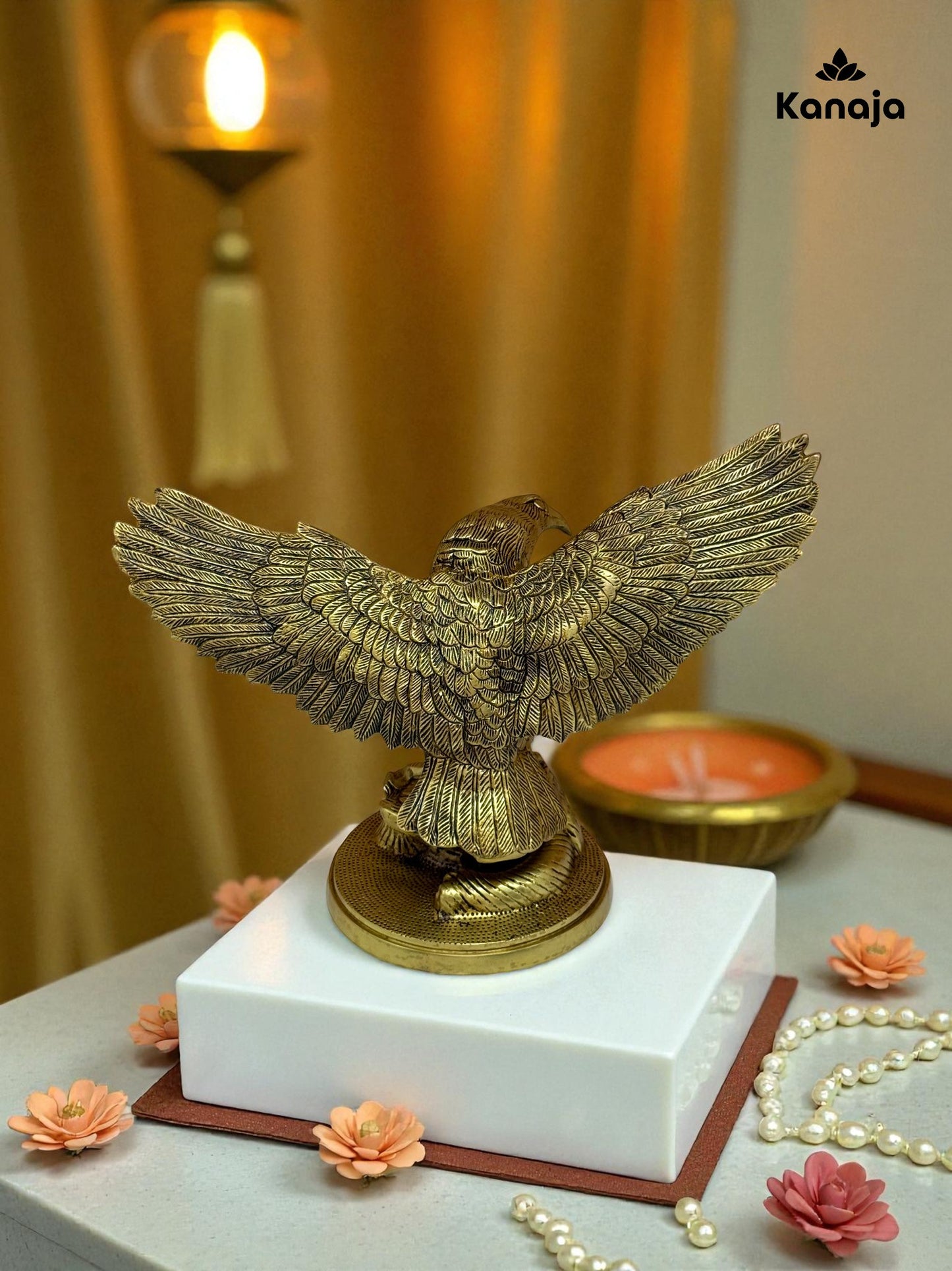 Majestic Golden Eagle Statue - A Symbol of Freedom and Vision
