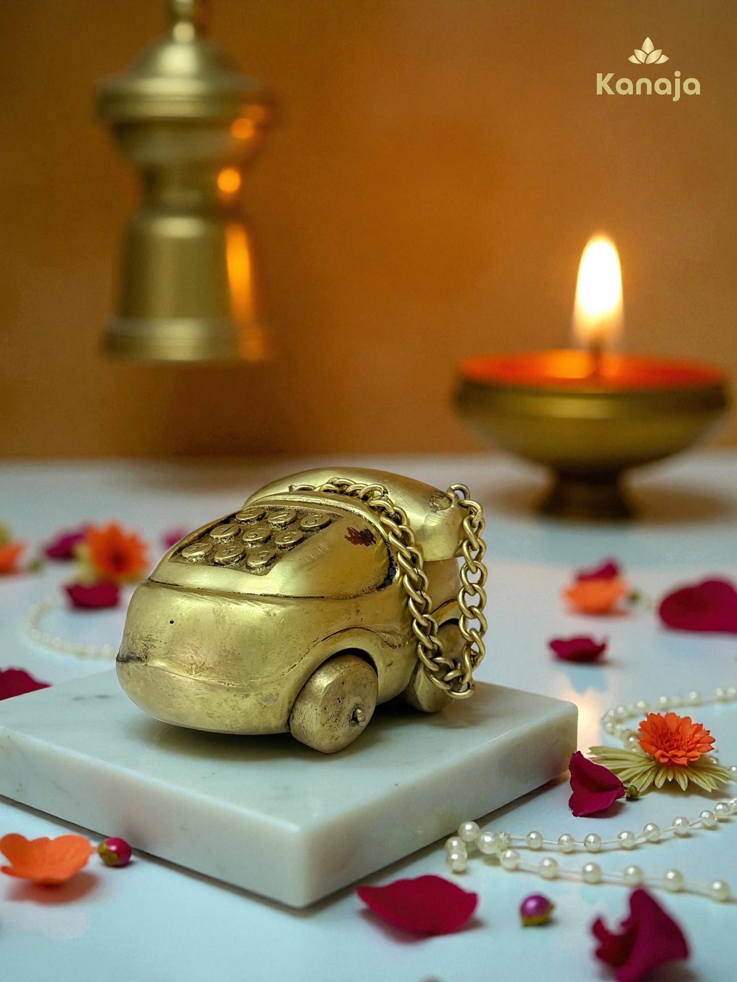 Nostalgic Golden Classic Telephone Figurine - A Touch of Retro Elegance