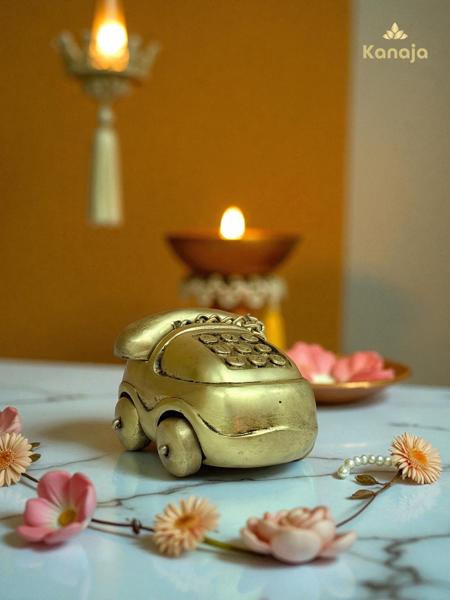 Nostalgic Golden Classic Telephone Figurine - A Touch of Retro Elegance