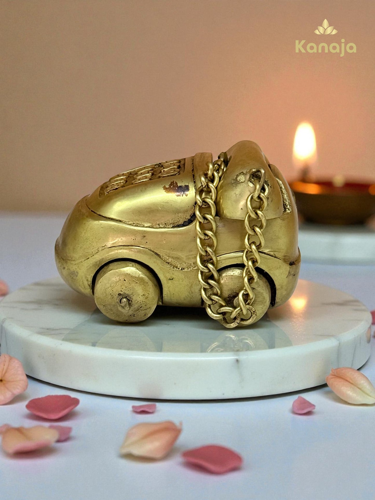 Nostalgic Golden Classic Telephone Figurine - A Touch of Retro Elegance